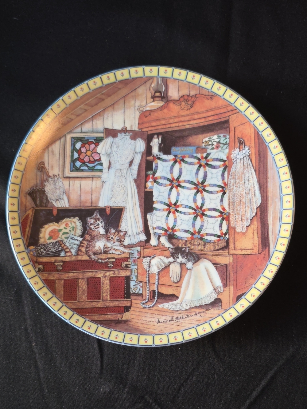 Knowles Decorative Plate with Yellow Border and Cozy Cat Quilt Scene